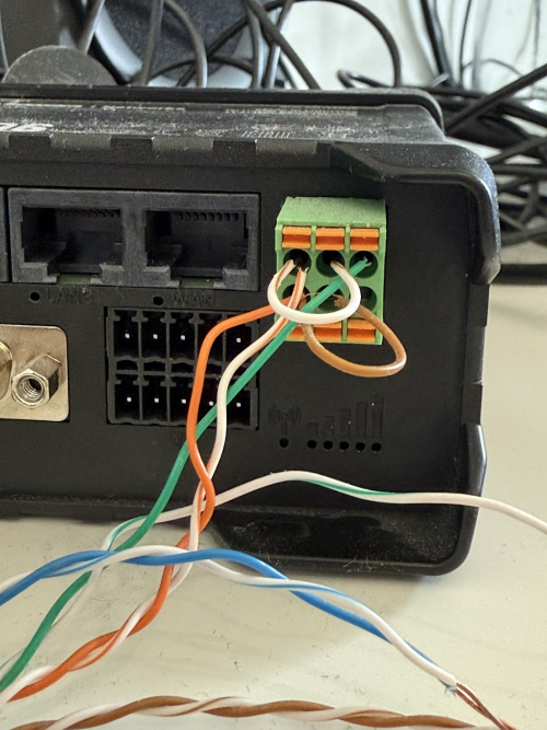 RUT906 Physical Wiring